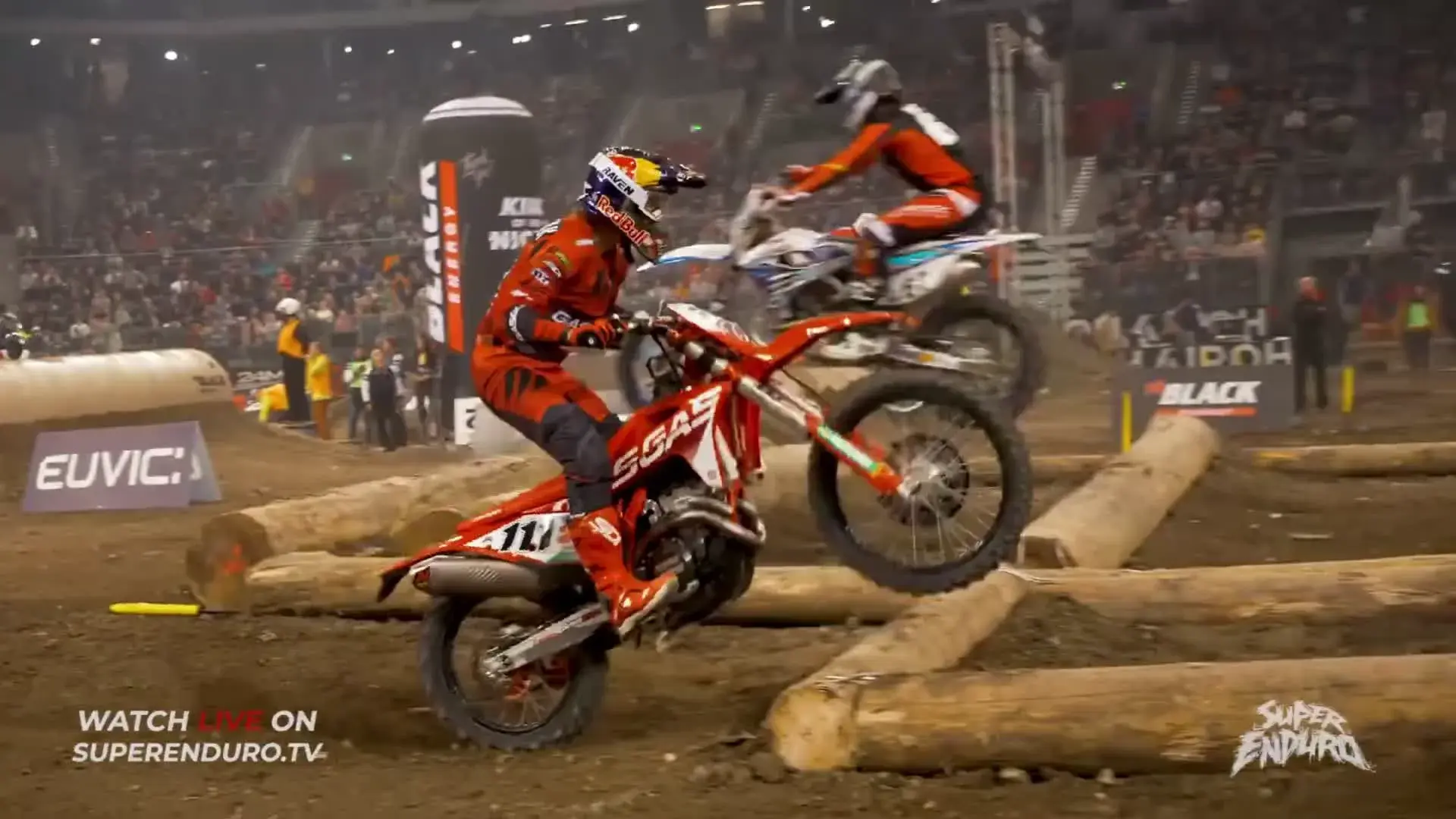 Pilote Super Enduro devant les tribunes